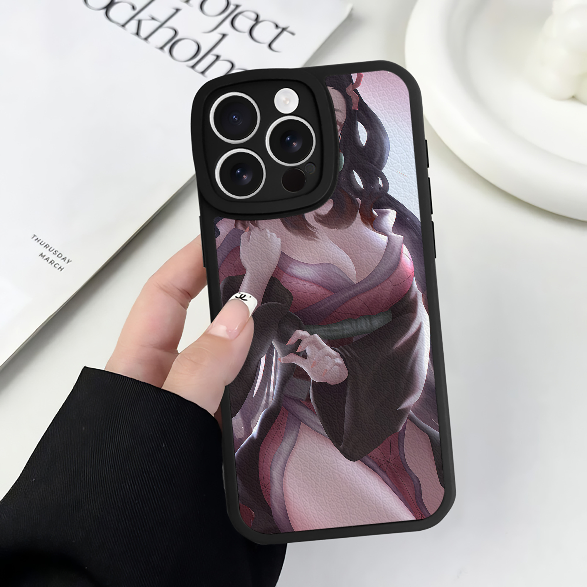 （画像用） 鬼滅の刃（きめつのやいば）竈門 禰󠄀豆子／かまど ねずこ Kamado Nezuko 【iPhone 16シリーズ対応】シリコンスマホケース（レザー調） 材質：シリコン